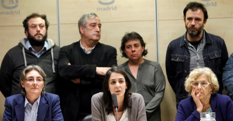 Rita Maestre y Manuela Carmena junto a otros 12 concejales de Ahora Madrid.- EFE