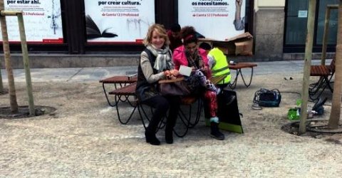 Esperanza Aguirre  sentada en los nuevos bancos de la Gran Vía.- @JOSEMANUEL_CO