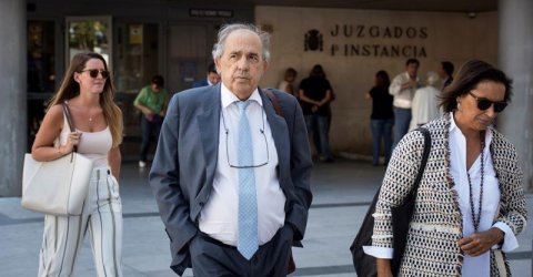 Enrique Ãlvarez Conde, director del mÃ¡ster de Cristina Cifuentes, a su salida de los juzgados de la Plaza Castilla. - EFE