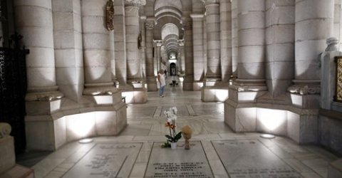 Sepultura de la hija del dictador Francisco Franco, Carmen Franco, en la cripta de la Parroquia de Santa MarÃ­a la Real de la Almudena en Madrid. EUROPA PRESS