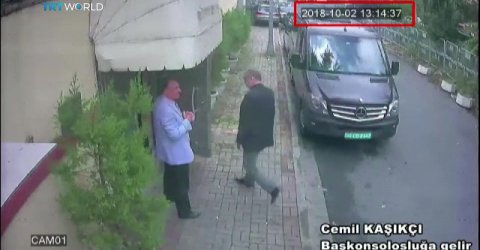 Fotografía del periódico turco 'Sabah' y obtenida de un vídeo de un circuito cerrado de televisión policial que muestra supuestamente al periodista saudí desaparecido Jamal Khashoggi en el exterior del consulado saudí en Estambul (Turquía). EFE/ Sabah
