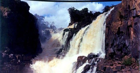 En 1982 la represa de Itaipú hizo desaparecer los Saltos del Guairá, las mayores cataratas del mundo