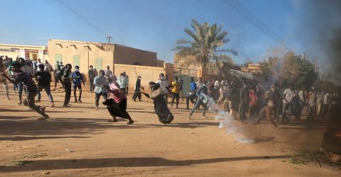 Manifestantes sudaneses huyen de los gases lacrimógenos durante una protesta contra el Gobierno en Omdurman, Jartum.-REUTERS