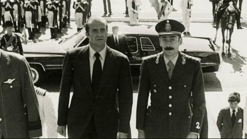 El rey Juan Carlos junto al dictador argentino Jorge Rafael Videla.