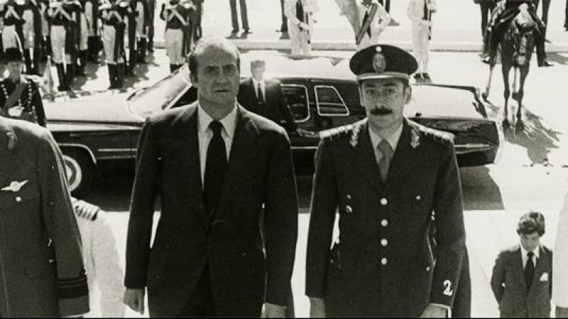 El rey Juan Carlos junto al dictador argentino Jorge Rafael Videla.