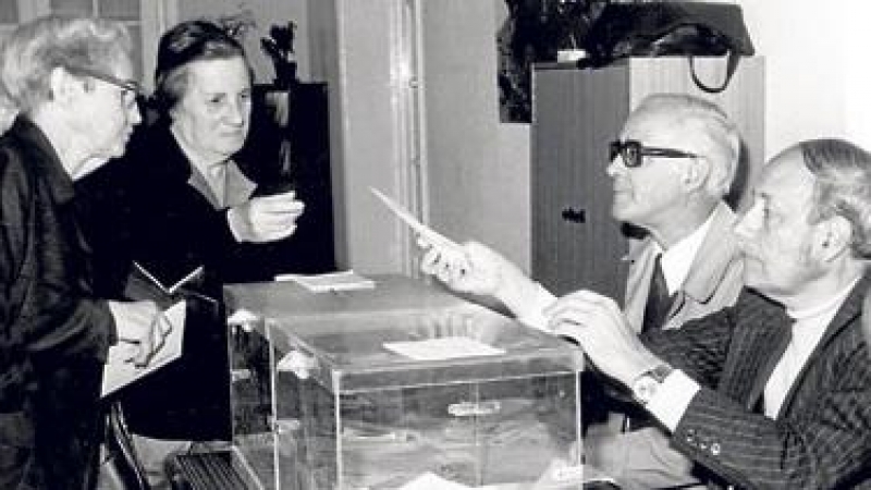 Dos señoras votan en Tenerife durante la jornada electoral de 1979. -EFE