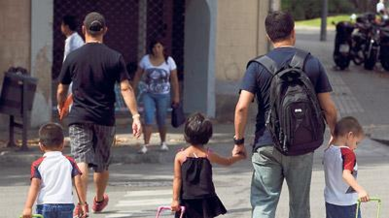 Nens i nenes de camí cap a l'escola, aquesta serà la imatge que omplirà els carrers de Catalunya el pròxim dia 12 de setembre. edu bayer