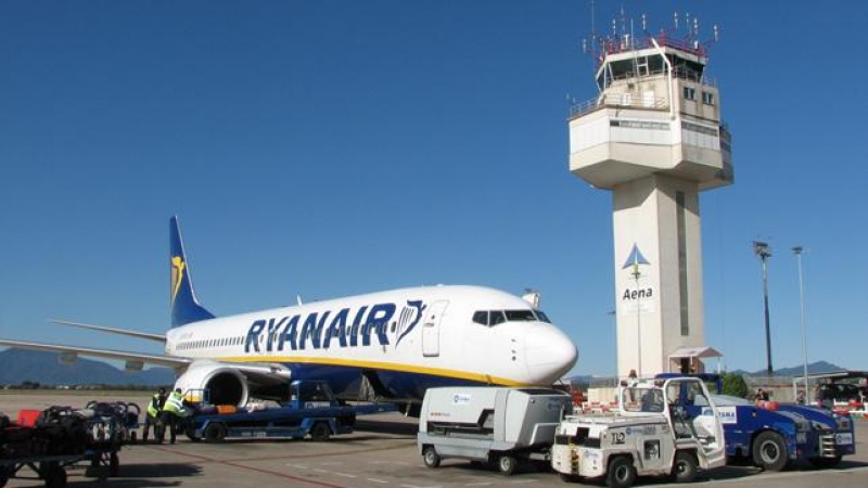 Un avión de Ryanair en el aeropuerto de Girona.