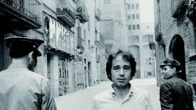 Ovidi Montllor (Alcoi, 1942 - Barcelona, 1995) a la plaça del Rei, en una de les imatges més conegudes de la seva joventut. pilar aymerich