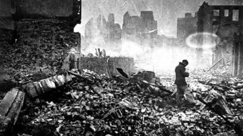 Una ciudad devastada - La imagen, cedida por el Centro de Documentación sobre el Bombardeo de Gernika. Fundación Museo de la Paz de Gernika, representa el estado en el que quedó el casco urbano después del bombardeo. La estructura de madera de las casas n