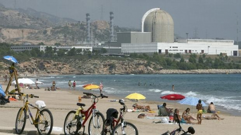 La central nuclear de Vandellós II (Tarragona), que sufrió un incendio de un generador eléctrico que obligó a pararla y a activar la prealerta de emergencia, vista desde la playa de la Almadrava.