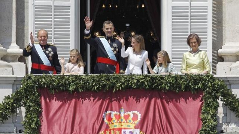 Felipe VI, acompañado por Juan Carlos, Letizia, Sofía y sus hijas el día de su coronación.