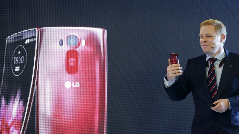 El responsable de movilidad de LG en Reino Unido, Andrew Coughlin, durante la presentación del nuevo terminal móvil LG Spirit celebrada el domingo en Barcelona, donde el lunes se inaugurará de forma oficial el Mobile World Congress (MWC).