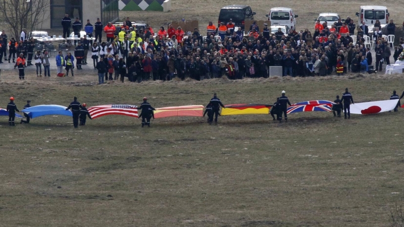 Acto de homenaje a las víctimas de Germanwings con las banderas de todas las nacionalidades de las víctimas presentes. REUTERS/Eric Gaillard