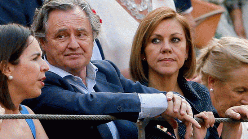 La presidenta de Castilla-La Mancha en funciones, María Dolores de Cospedal (d) y su esposo, Ignacio López del Hierro, en la plaza de toros de Las Ventas. EFE