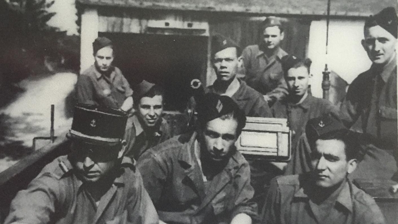 Rafael Gómez (en la primera fila a la derecha) con los compañeros del half track 'Don Quichotte'