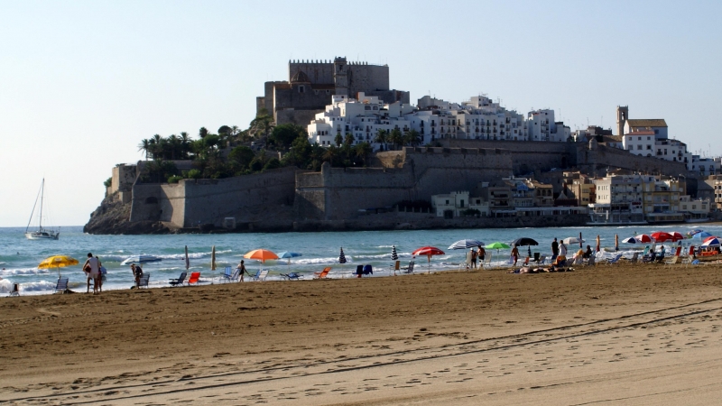 Playa de Peñíscola, con el casco histórico y el Castillo del Papa Luna al fondo. WIKIPEDIA