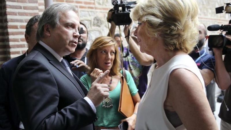 Antonio Miguel Carmona, junto a Esperanza Aguirre en las inmediaciones de la Asamblea de Madrid. EFE