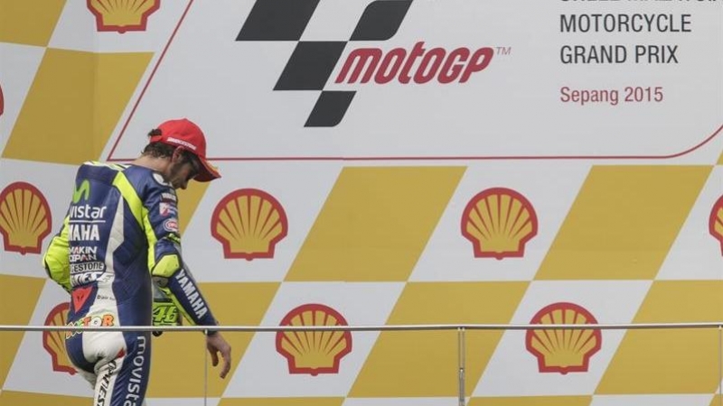Valentino Rossi sube al podio en el Gran Premio de Malaysia. EFE//FAZRY ISMAIL
