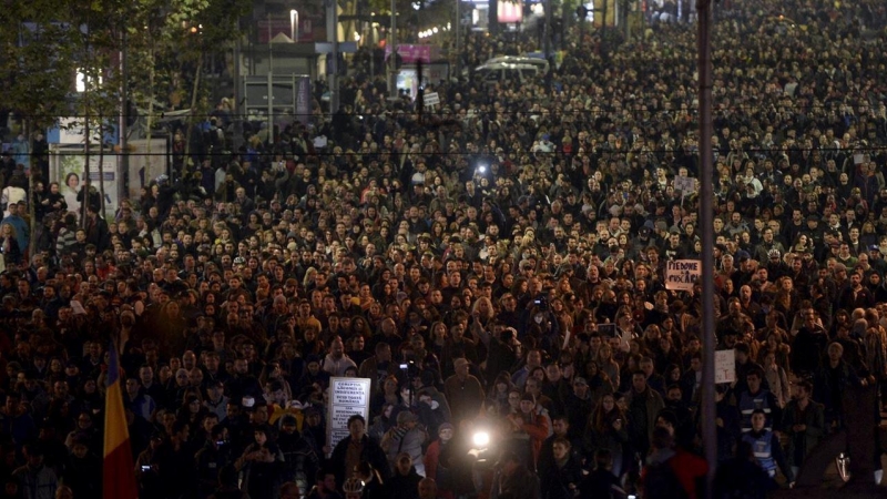 Cerca de 20.000 personas, en la manifestación contra el Gobierno rumano. REUTERS