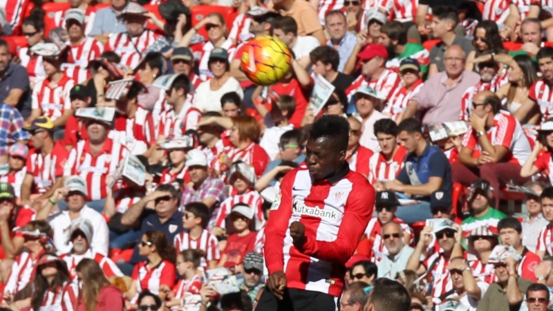 El delantero del Athletic Club, Iñaki Williams, salta por el balón ante el defensa del Espanyol, Víctor Álvarez, durante el partido correspondiente a la undécima jornada de Liga que los dos equipos disputan en el estadio San Mames. EFE/Luis Tejido