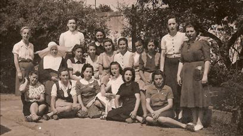 María Salvo, sentada a la derecha de la monja, en el Jardín de la Prisión de Les Corts, 1942. ARCHIVO PERSONAL DE MARÍA SALVO