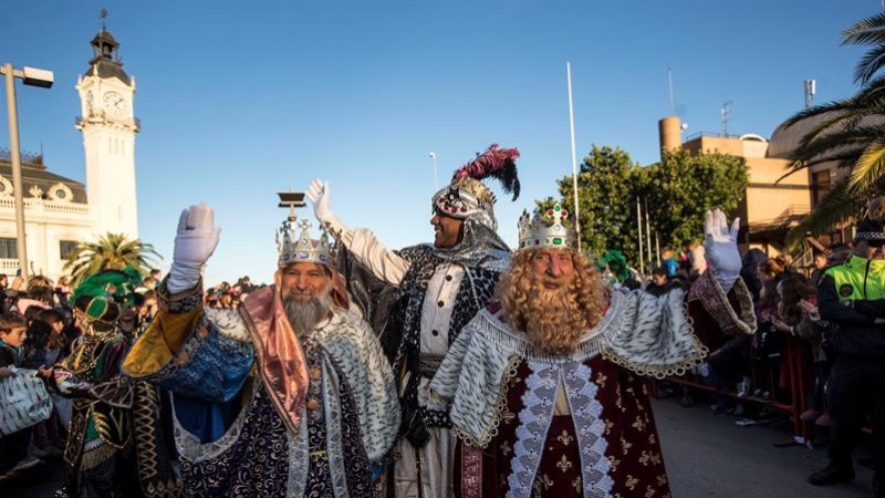 Los Reyes Magos saludan a los cientos de niños que le esperaban esta tarde en el Puerto de Valencia. EFE/Manuel Bruque