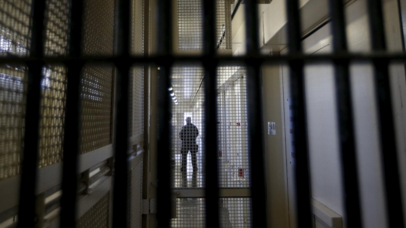 Un guardia tras las rejas del corredor de la muerte de la Prisión Estatal de San Quentin, en California. REUTERS/Stephen Lam