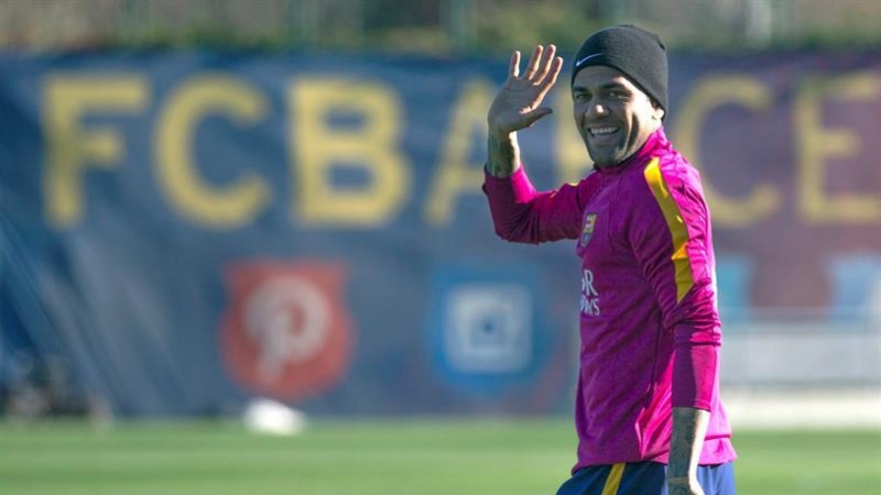 El defensa brasileño del FC Barcelona, Dani Alves, saluda a los medios al inicio del entrenamiento de este viernes. /EFE