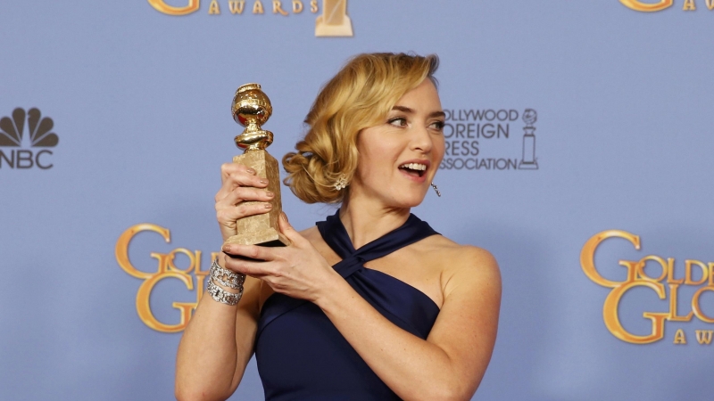 La actriz Kate Winslet posa con su premio a la Mejor Actriz en un Papel Secundario por su papel en 'Steve Jobs'. REUTERS / Lucy Nicholson