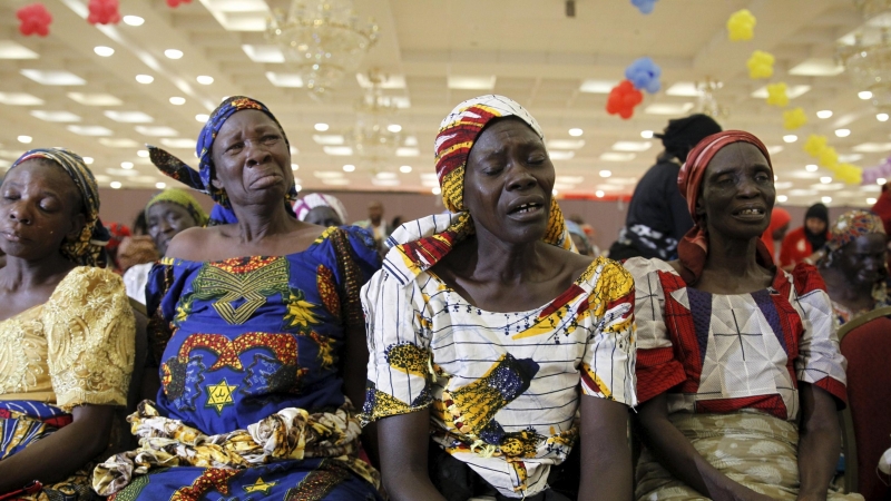 Madres de las niñas Chibok lloran durante su reunión con el presidente Muhammadu Buhari en la villa presidencial en Abuja, Nigeria, 14 de enero de 2016. REUTERS / Afolabi Sotunde