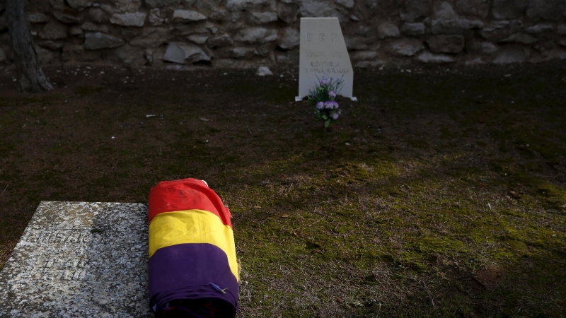 Una bandera de la II República preside la exhumación de la fosa de Timoteo Mendieta.- REUTERS