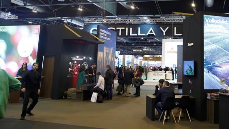 Estand de Castilla y León en la 36 edición de la Feria internacional de turismo Fitur 2016, inaugurada hoy en el recinto de Ifema en Madrid, que espera superar los casi 223.000 visitantes logrados hace un año. EFE/Zipi