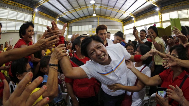 El senador y candidato a la vicepresidencia Ferdinand 'Bongbong' Marcos Junior, hijo del dictador Ferdinand Marcos, saluda a simpatizantes durante un acto de campaña electoral en Manila, Filipinas. EFE/Francis R. Malasig