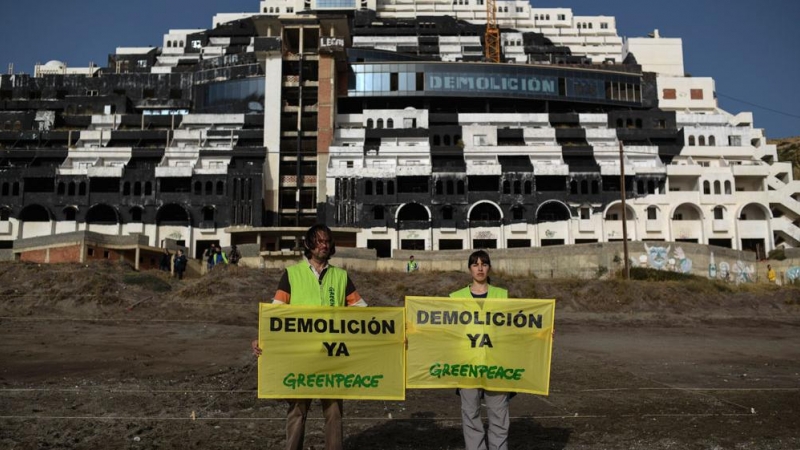 Acción de Greenpeace frente a El Algarrobico para exigir la demolición del hotel, construido en suelo no urbanizable, según ha sentenciado el Tribunal Supremo. GREENPEACE