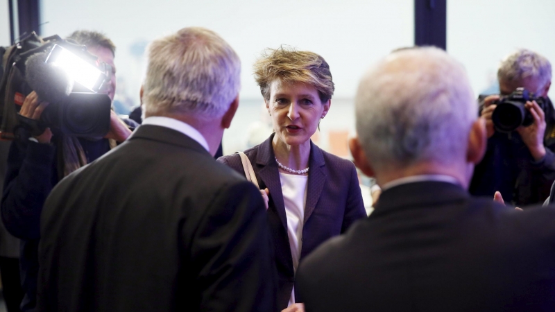 La ministra de Justicia suiza, Simonetta Sommaruga, a su llegada a la rueda de prensa para comentar el resultado del referendum sobre la propuesta xenófoba para deportar a los extranjeros con delitos menores. REUTERS/Ruben Sprich