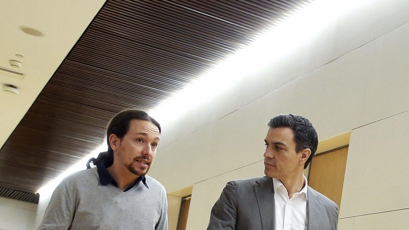 Pablo Iglesias y Pedro Sánchez, en los pasillos del Congreso de los Diputados, comino de la reunión que mantuvieron el pasado 5 de febrero dentro de la ronda de contactos de líder socialista con los partidos para negociar su investidura. EFE