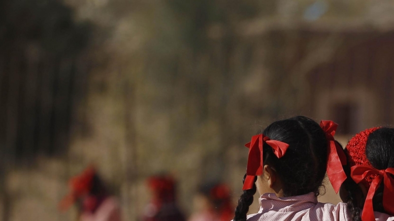 Niñas saharauis se abrazan al lado de su escuela en un campo de refugiados de Tinduf en Argelia. REUTERS/Zohra Bensemra