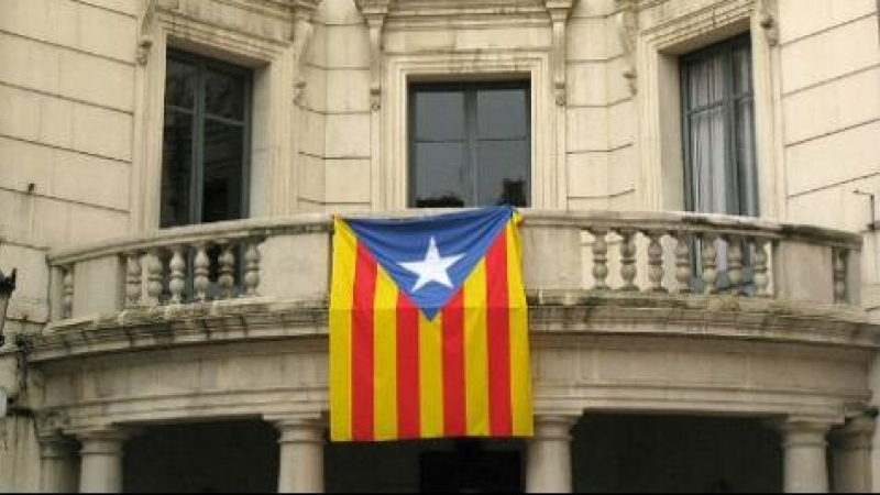 La fachada del Ayuntamiento de Berga con la bandera esteladas.