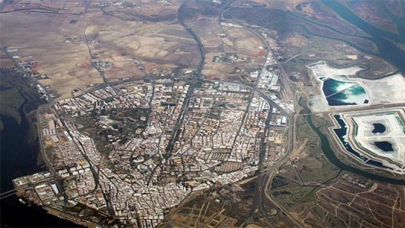Imagen de Huelva desde el aire, con la balsa de fosfoyesos a la derecha. GREENPEACE