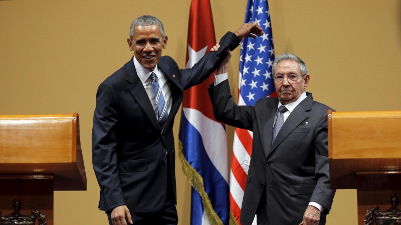 El presidente de Cuba, Raúl Castro, levanta el brazo de Obama tras la conferencia de prensa en el Palacio de la Revolución, en La Habana.- REUTERS