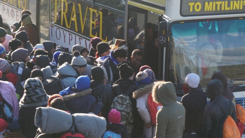 Refugiados en Lesbos, Grecia, subiendo a uno de los autobuses que les trasladaban al puerto para embarcarse hacia Atenas y proseguir su camino hacia el norte de Europa. Tras el acuerdo UE-Turquía, ya no es posible salir de centro de identificación.- BDFM