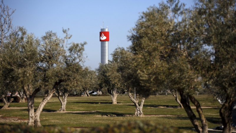 El logo del Banco Santander en una torre de la sede corporativa de la entidad, en la localidad madrileña de  Boadilla del Monte. REUTERS/Juan Medina