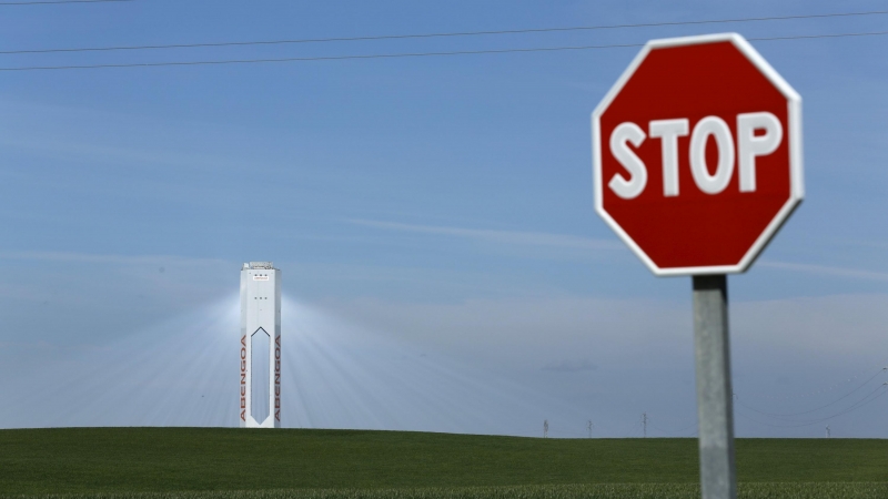 Torre de la planta solar de Abengoa en la localidad sevillana de Sanlúcar la Mayor. REUTERS