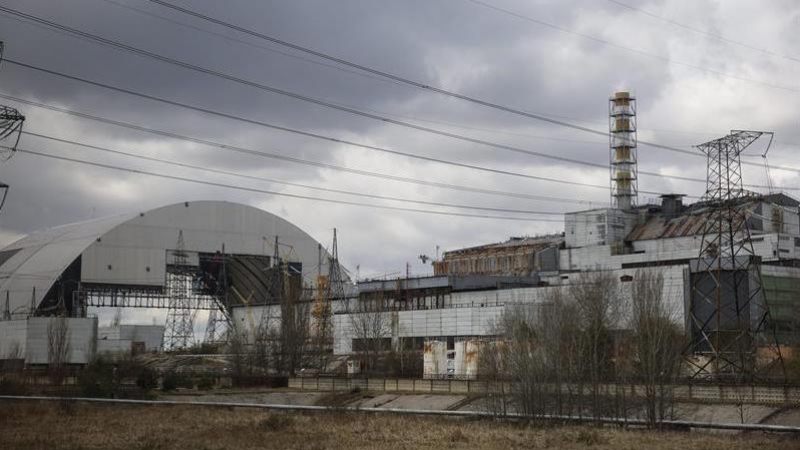 Vista general de la construcción de un sarcófago en la central nuclear de Chernóbil, Ucrania. EFE/Roman Pilipey