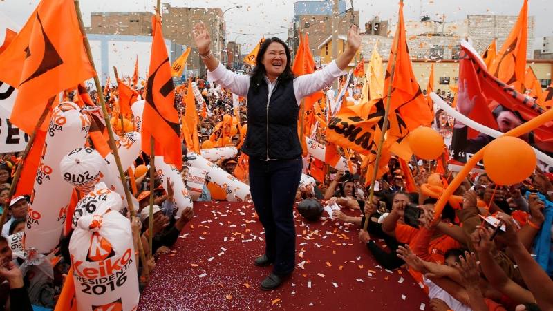 La candidata de Fuerza Popular, Keiko Fujimori, rodeada de sus seguidores en un mitin en la localidad peruana de Huacho. REUTERS/Mariana Bazo