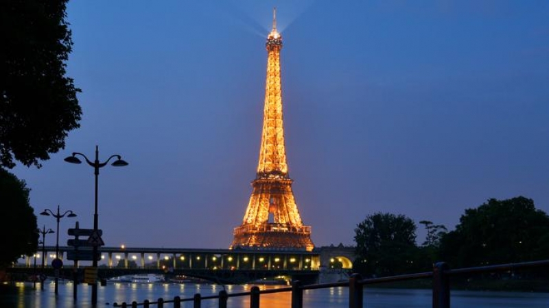 La Torre Eiffel de noche durante la crecida del río Sena en París, Francia. Bertrand GUAY / AFP