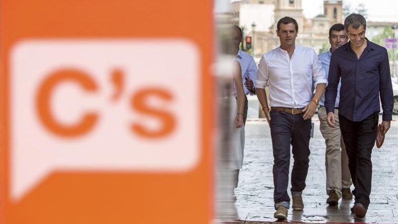 El presidente de Ciudadanos, Albert Rivera, junto al cabeza de lista al congreso por Valencia, Toni Cantó, durante un acto público celebrado esta mañana en Valencia donde se han reunido con militantes y simpatizantes en la tercera jornada de la campaña el