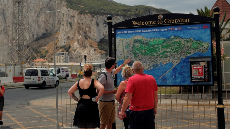 Turistas británicos en el Peñón de Gibraltar .- REUTERS