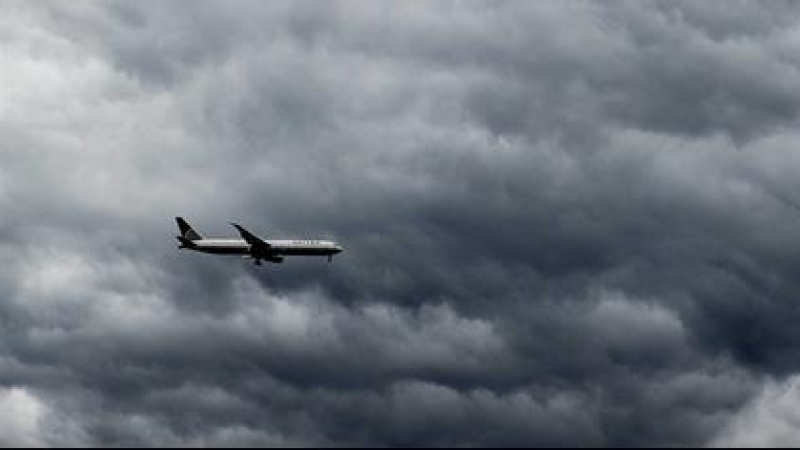 Un avión vuela bajo las nubes grises que se ciernen sobre la ciudad holandesa de Haarlem. EFE/Koen Van Weel